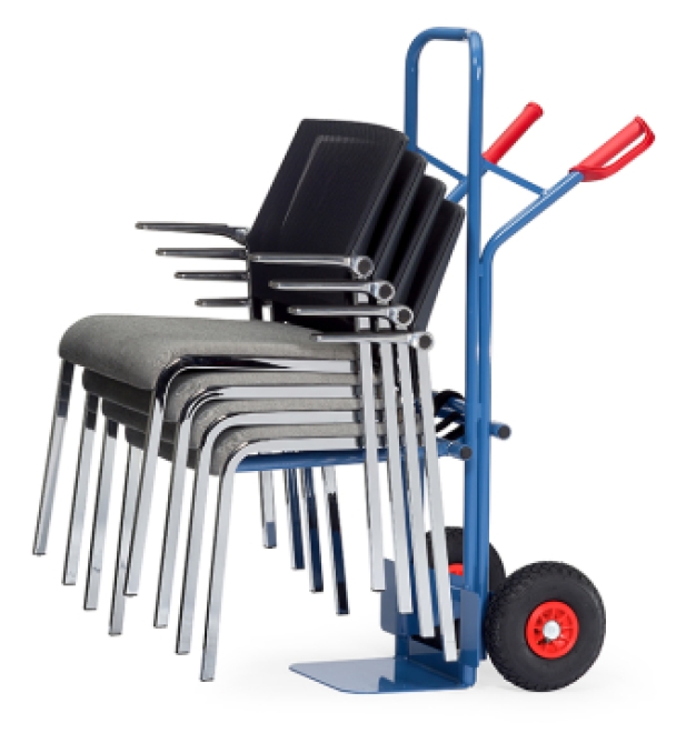 Stoelensteekwagen met stoelen